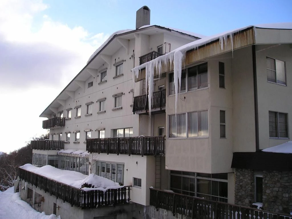 Hotel Takimoto in Shiga Kogen is a well-positioned accommodation popular among skiers and snowboarders due to its proximity to the slopes.